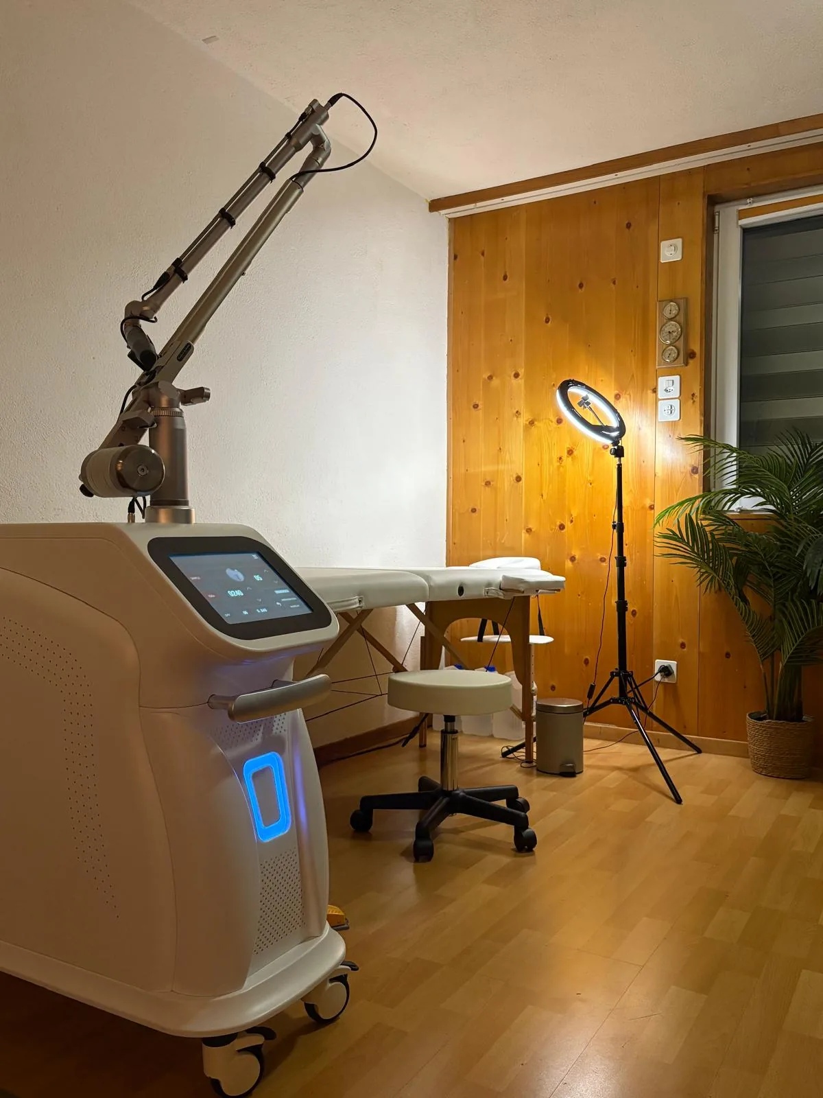 Salle de soin du studio Peau Neuve à Pully — laser picoseconde Nd:YAG